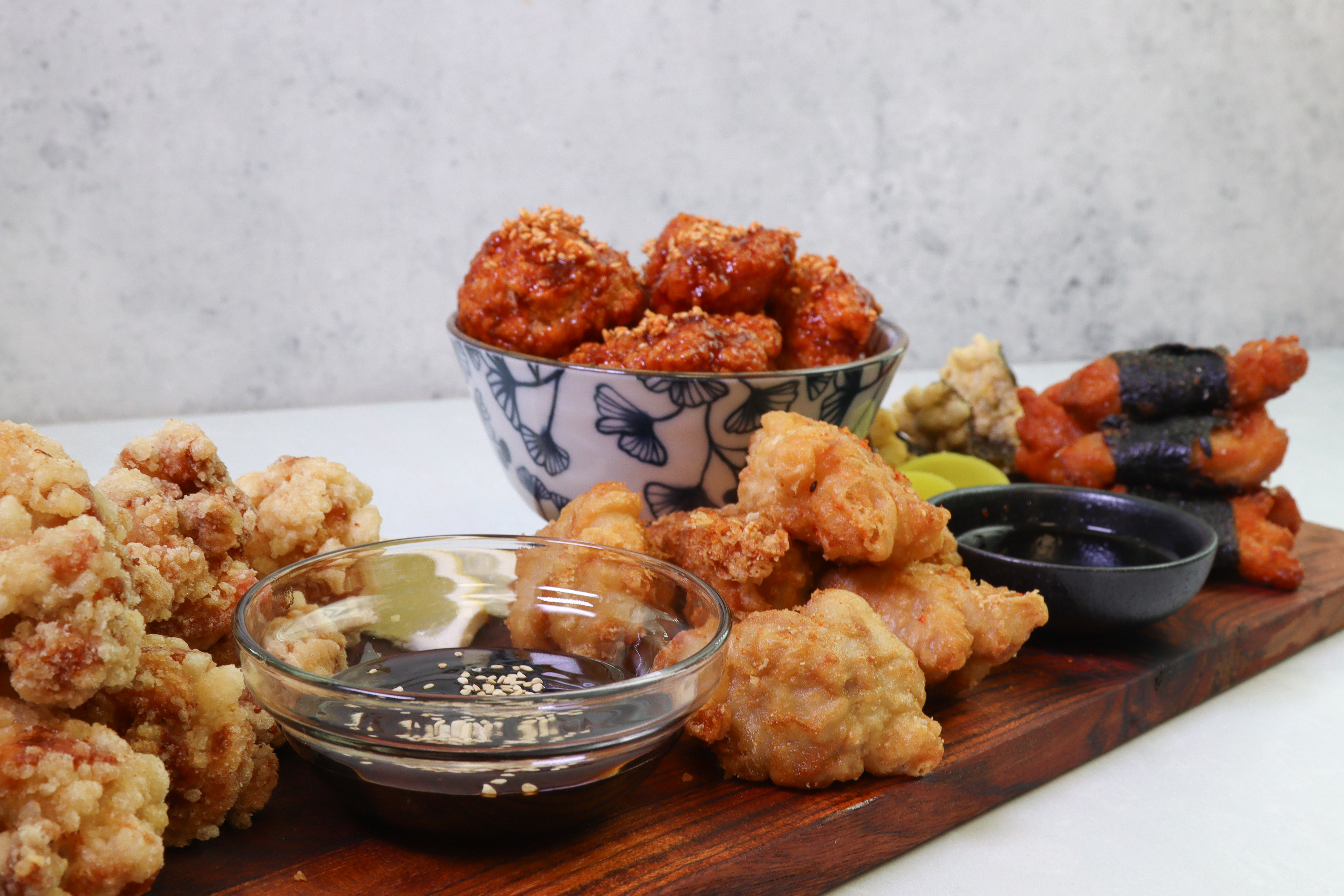 Aziatische borrelplank met kara-age, yakitori en tsukune