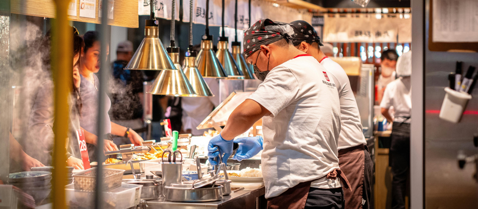 Malatang buffet met spiesjes en pittige bouillon
